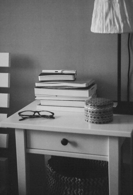 Libri su comodino, fotografia analogica in bianco e nero