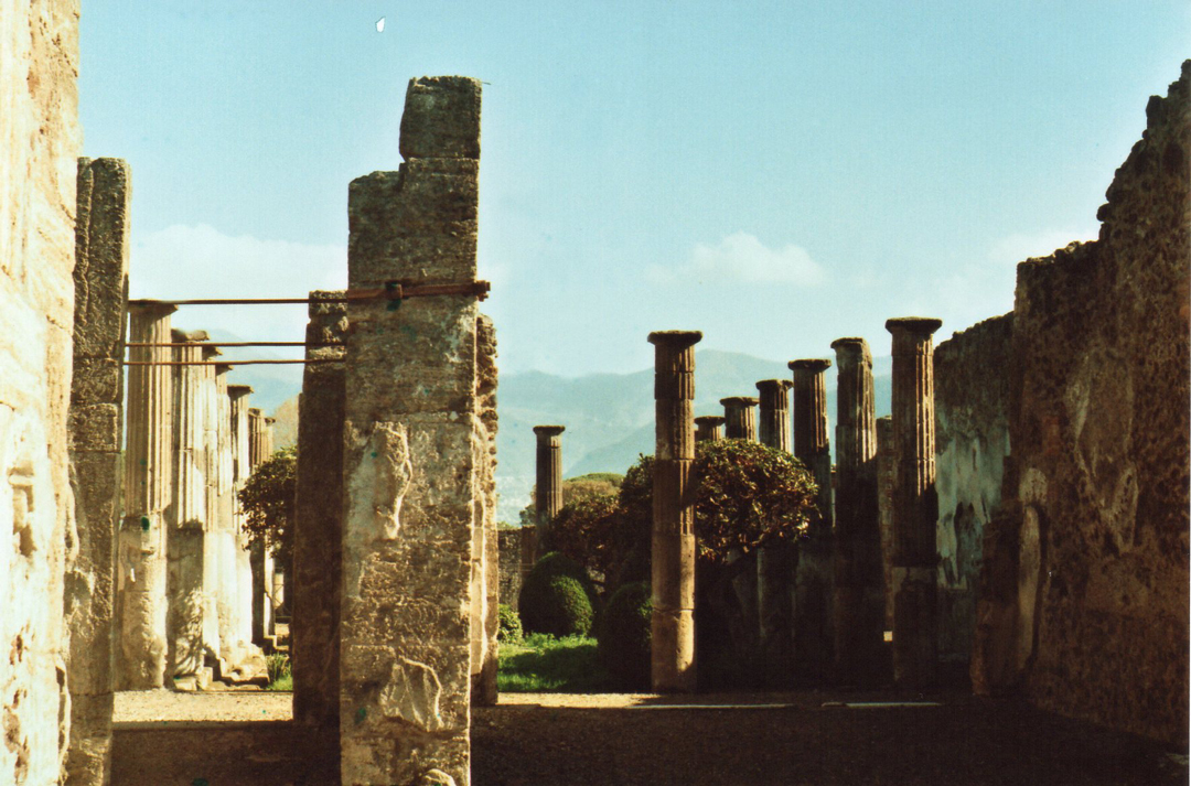 pompei, colonne antiche, fotografia analogica, scavi di pompei